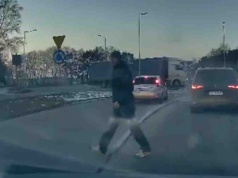 Zielona Góra. Rzucił butelką w Forda, policja już go rozliczyła, stanie przed sądem