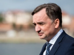 Groził Ziobrze, tak się tłumaczy. „Łatwo się pomylić z papierosem i grzańcem w ręku”