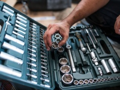 Jaki zestaw kluczy do samochodu? Niezbędnik każdego kierowcy