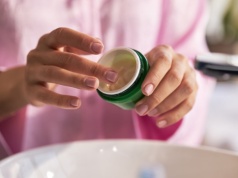 Nakładają tak kremy pod oczy. Potem dziwią się, że nie działają. Sprawdza się prosta zasada