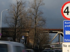 Znak B-33 pod tą tablicą to pułapka. Wielu kierowców nie zna tej zasady