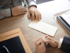 Masowe zwolnienia w firmie? Ta grupa nie musi bać się wypowiedzenia. Jest pod ochroną