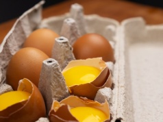 Groźne bakterie na skorupkach jaj. "Nie należy spożywać"