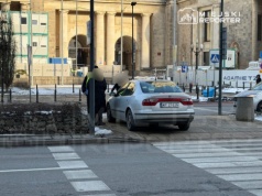 Potrącenie w Śródmieściu. Jedna osoba odskoczyła, druga została potrącona