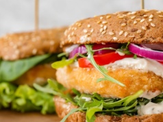 Burger w stylu fusion od Mateusza Gesslera: azjatycki kotlet i francuski sos w amerykańskiej odsłonie