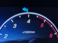 Niebieska kontrolka silnika świeci się dłużej niż zwykle. To może oznaczać kłopot