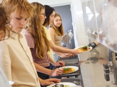 Co dziecko kupi w szkolnym automacie i zje w stołówce? Ministerstwo pokazuje listę produktów