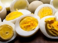 Wielu boi się je wbić na patelnię. A jajecznica wychodzi z nich kremowa jak marzenie