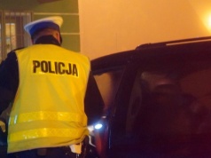 Niebezpieczna sytuacja na drodze. Ochroniarz sklepu powstrzymał kierującą