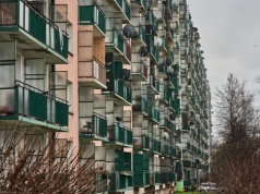 Dzieci sąsiadów biegają i hałasują. "Trudno mi odpocząć we własnym mieszkaniu"