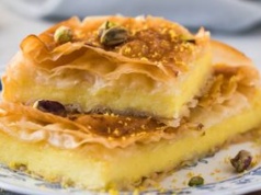 Greckie ciasto ocieka słodyczą. Kremową masę można wyjadać łyżkami