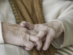 To nie kwestia higieny. "Zapach staruszka" ma zupełnie inne źródło