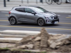 Nowy raport: Renault Clio liderem zysków wśród używanych aut, SUV Peugeot 3008 w czołówce. Hatchbacki wracają do gry