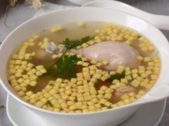 Żaden makaron i kluseczki. Do rosołu dorzucam serowe chrupki