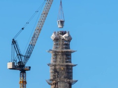 Zamontowano ostatni element, zatknięto flagę Watykanu. To najwyższy kościół na świecie