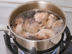 Wyrzucasz kości z kurczaka do odpadów bio? To nagminny błąd