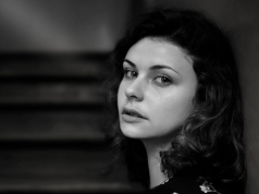 Stres a Twój okres: W jaki sposób kortyzol zaburza równowagę hormonalną