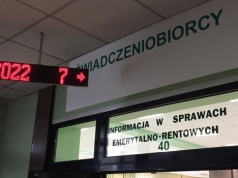 Waloryzacja dla emerytów i osób niesamodzielnych. Od marca wyższe wypłaty z ZUS