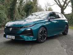 Nowy Peugeot 308 GT po liftingu debiutuje w Irlandii. Sportowy charakter i jeszcze więcej stylu w kolorze Lagoa Blue