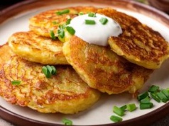 Przestań dodawać mąkę i jajka do placków ziemniaczanych. O sukcesie decyduje inny składnik