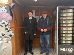 Rolnik postawił drugi mlekomat po 3 tygodniach. Mleko po 7,50 zł znika w kilka godzin