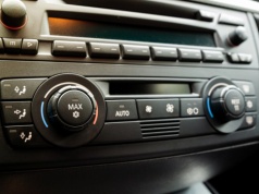 Ta tajemnicza kratka to nie nawiew. Zasłonisz ją i stracisz kontrolę