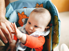 Lekarz podał 5 błędów, którymi rodzice nieświadomie krzywdzą dzieci. Uwaga na zmuszanie do jedzenia