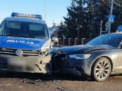 Zderzenie samochodu osobowego z radiowozem na skrzyżowaniu w Chełmie