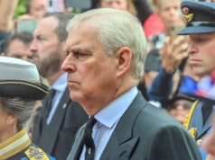 Mountbatten-Windsor wciąż może zostać królem. Rząd w Londynie ma już plan