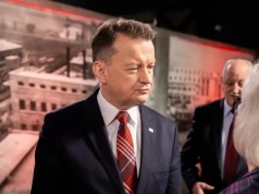 Wypłaty z SAFE w zamian za przyjmowanie migrantów? Błaszczak o szantażu, który szykuje Bruksela