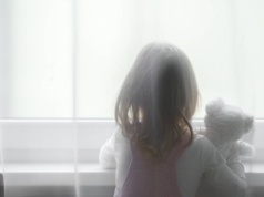 Dziecko bało się "potwora". Niania oniemiała, gdy zajrzała pod łóżko