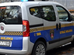 Radiowóz straży miejskiej uderzył w samochód. Kierowca pod wpływem alkoholu