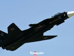 Su-47 to najdziwniejszy myśliwiec Rosji? Wygląda jakby "latał do tyłu"