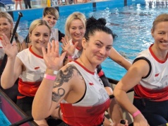 Liczy się, kto kogo przepchnie! Smocze łodzie ścigają się na basenie w Świeciu