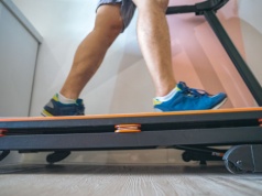 Ból kręgosłupa a praca siedząca – jak bieżnia do chodzenia ratuje Twoje plecy?