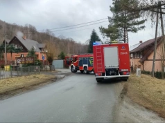 Interwencja strażaków w Zachełmiu. Ogień pojawił się w stropie budynku.