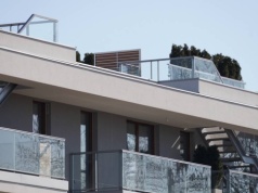 Dlaczego bogaci ludzie nie zasłaniają okien? Ciekawy trend u zamożnych