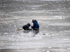 Policja ostrzega: lód jest coraz cieńszy