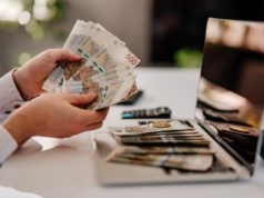 Dlaczego Polacy nie chcą inwestować? Ekspert mówi, co "podgryza" portfel