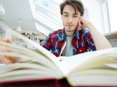 Czy opłaca się studiować? Absolwent dostaje średnio 5900 zł