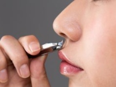 Wyrywasz włoski z nosa pęsetą? Oto czym to grozi