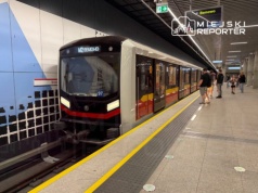 Pijany mężczyzna oparł się o wjeżdżający skład metra i wpadł w torowisko. 6 stacji zamkniętych