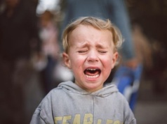 8-latkowie nie umieją zawiązać sobie butów. Psycholog: "Rodzice niszczą dzieci nadopiekuńczością"