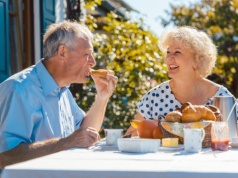 Włosi i Grecy jedzą regularnie i są długowieczni. Polscy seniorzy też powinni