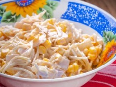 W latach 90. była hitem rodzinnych uroczystości. Może śmiało konkurować nawet z sałatką jarzynową