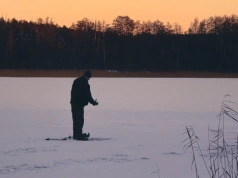 Dramatyczna akcja na jeziorze Białoławki. Policjanci wyciągnęli wędkarza z lodowatej wody