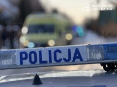 22-latek wjechał w drzewo. Ranny 17-letni pasażer. Kierowca z zakazem prowadzenia pojazdów