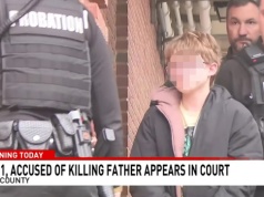 11-latek przyprowadzony w kajdankach. Zabił śpiącego ojca. Będzie osądzony jak dorosły