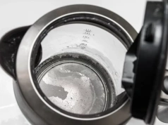 Przełam na pół, dodaj ocet. Po chwili czajnik jest czysty