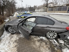 BMW rozbite w Śródmieściu. Dwóch mężczyzn uciekło pieszo porzucając auto